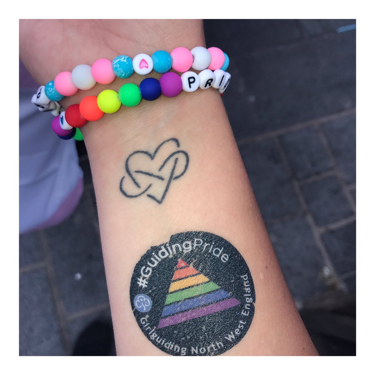 laura_wildingx's tweet photo. Had such a good time at pride today💙💗
#LiverpoolPride2017 x https://t.co/9Ocd6okDJX