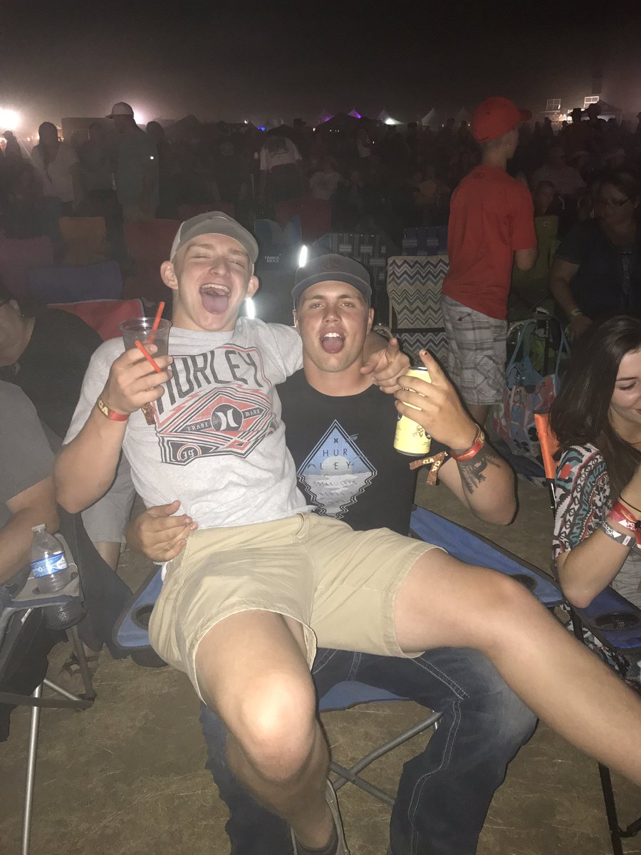 dilian_rowe22's tweet photo. What a good ass weekend #MHCMF https://t.co/m5JANpBTxU
