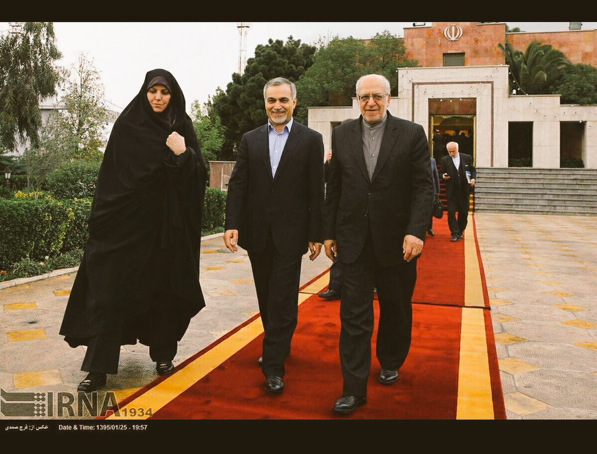 sadjadam's tweet photo. مهم نیست که توی هیات دولت باشی یا #خندوانه، فاصله مجاز باید رعایت شود
حد شرعی یک گوسفند نشسته است!

#خنداننده_شو https://t.co/J899zGvCAW