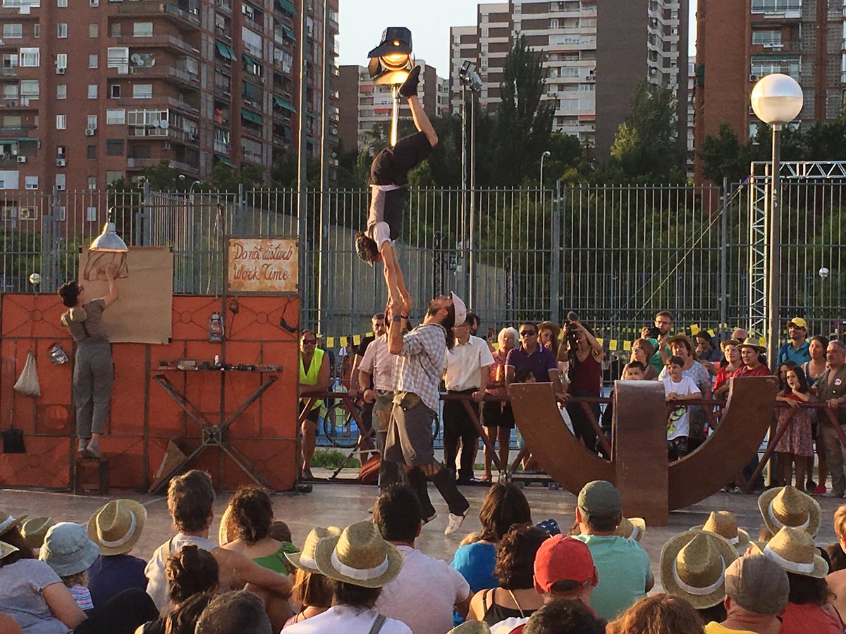 ¡Aleeeeeeehop! 'Vaivén Circo' ya ha puesto en marcha su especial fabrica de principios del siglo XX y ya no hay quien los pare. 😵