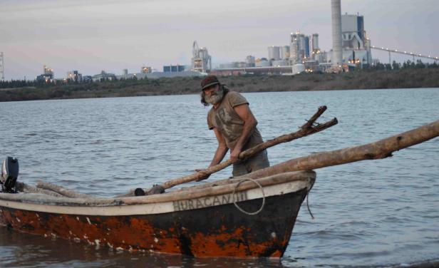 elpaisuy's tweet image. A la deriva en el río Uruguay: la muerte de dos jóvenes sacó a luz la azarosa subsistencia de los pescadores- elpais.com.uy/informacion/vi…