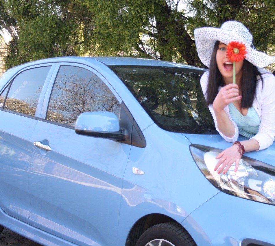 Joeytot21's tweet photo. Funky color, exciting, eccentric showstopper! Just like me. And the blue matches my eyes 😋😉😉#uniquelyme #lovekia https://t.co/bOJ9VuhjAm