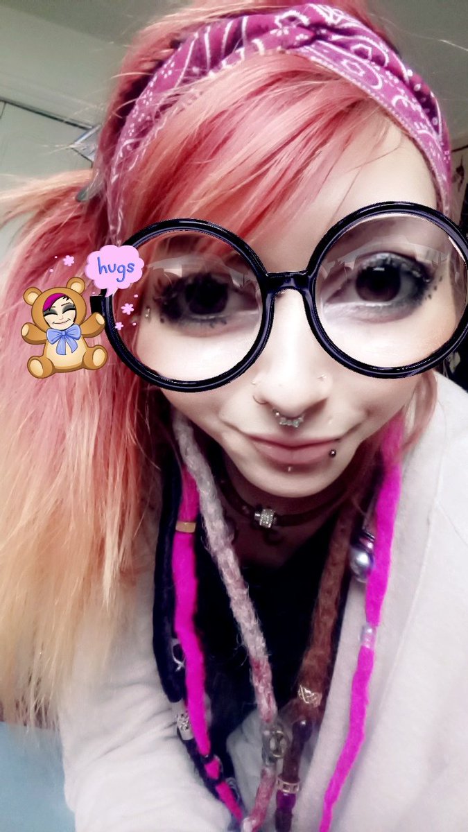 KiittyCraz's tweet photo. Fuite ou faire frond, dans la vie on a toujours le choix ! Bon phrase du week-end boum 😊#genie #geek #intelo #inkedgirls #snapchatfilter https://t.co/Np6LlDg7tg