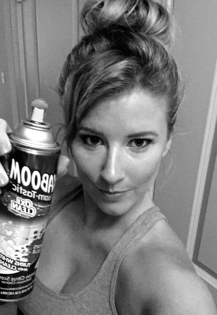 AmberKrycka's tweet photo. Cleaning like Danny Tanner on this rainy day. #kaboom #freshandsocleanclean ☔️ https://t.co/FfsQS9yEEw