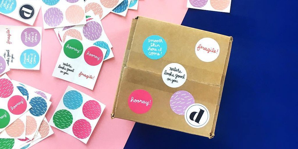 MOO's tweet image. The art of #unboxing: Make your customers swoon with these #packacking protips &amp;gt;&amp;gt; bit.ly/2tFP6al