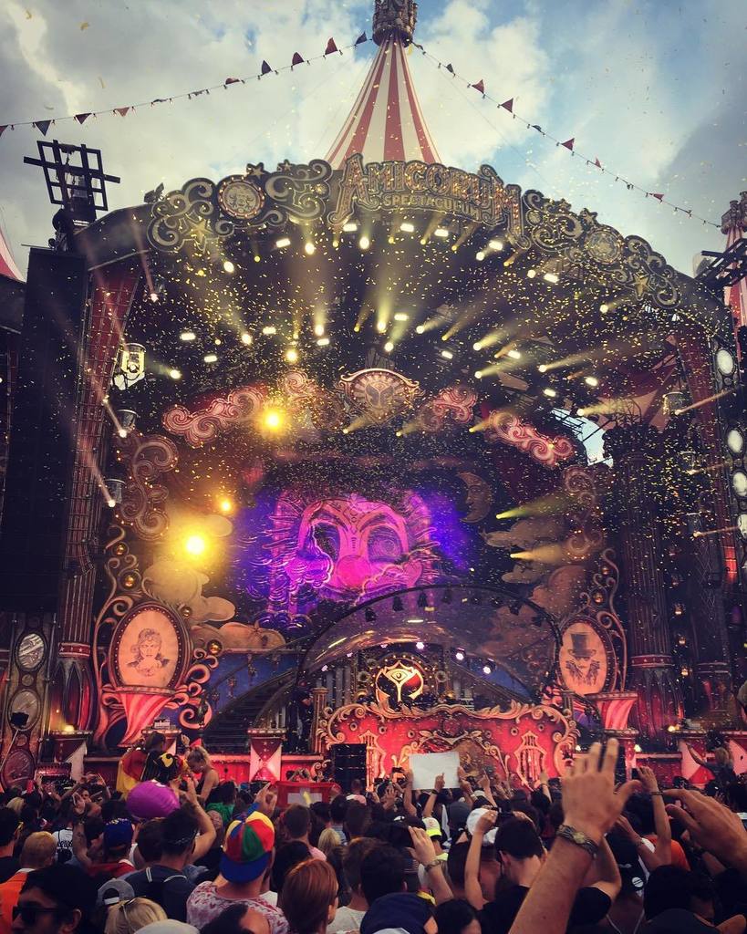FuzzMagazine's tweet photo. Weltmeister @paulkalkbrennerofficial #mainstage #tomorrowland #fuzzmag #fuzzontour https://t.co/vGOpGoQJMi https://t.co/HE5lIlY3RL