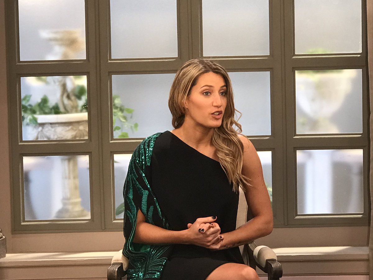 mirthalegrand's tweet photo. ¡Cuando me fui del estudio, @MicaViciconte se adueñó de mi silla! #Mesaza ¿A ustedes les parece? 😅 https://t.co/8Oaew3HtWk