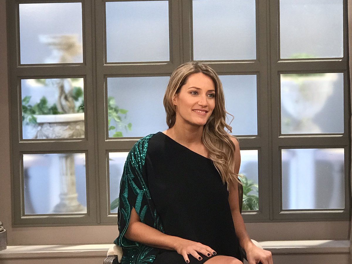 mirthalegrand's tweet photo. ¡Cuando me fui del estudio, @MicaViciconte se adueñó de mi silla! #Mesaza ¿A ustedes les parece? 😅 https://t.co/8Oaew3HtWk