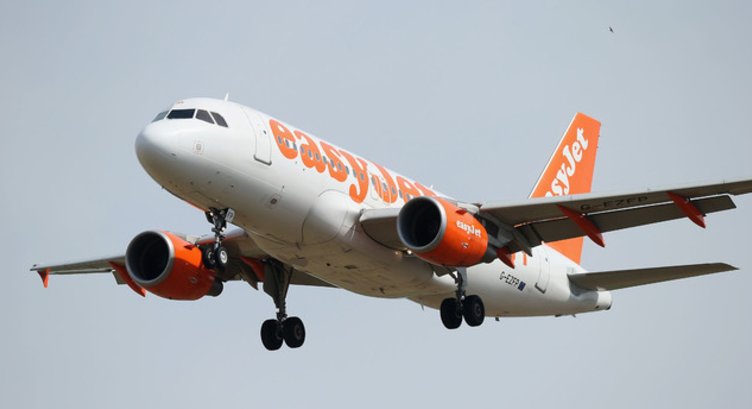 Airport worker punches EasyJet passenger holding a baby bit.ly/2wbR1QF https://t.co/p6ODW88X1v