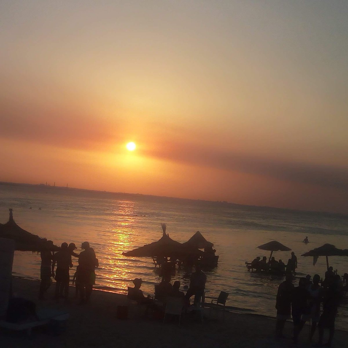 TheOmim's tweet photo. #Beer #Sunset #Hotweather what else ! https://t.co/0YWlzYaYR3