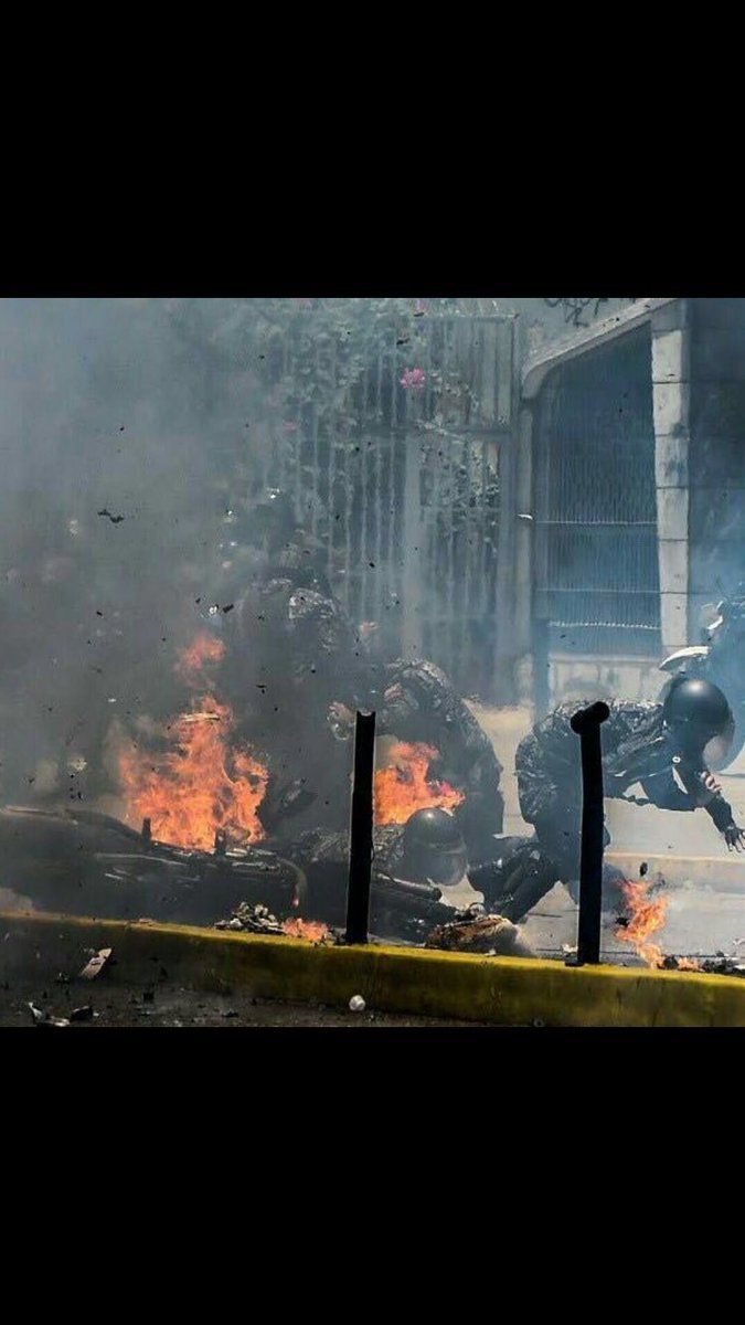 EnkiVzla's tweet photo. RT vallesrav14: #ALTAMIRA Motos quemadas de la Guardia Nacional teamrav14 sorocaima1515 https://t.co/sqavaEL1eQ