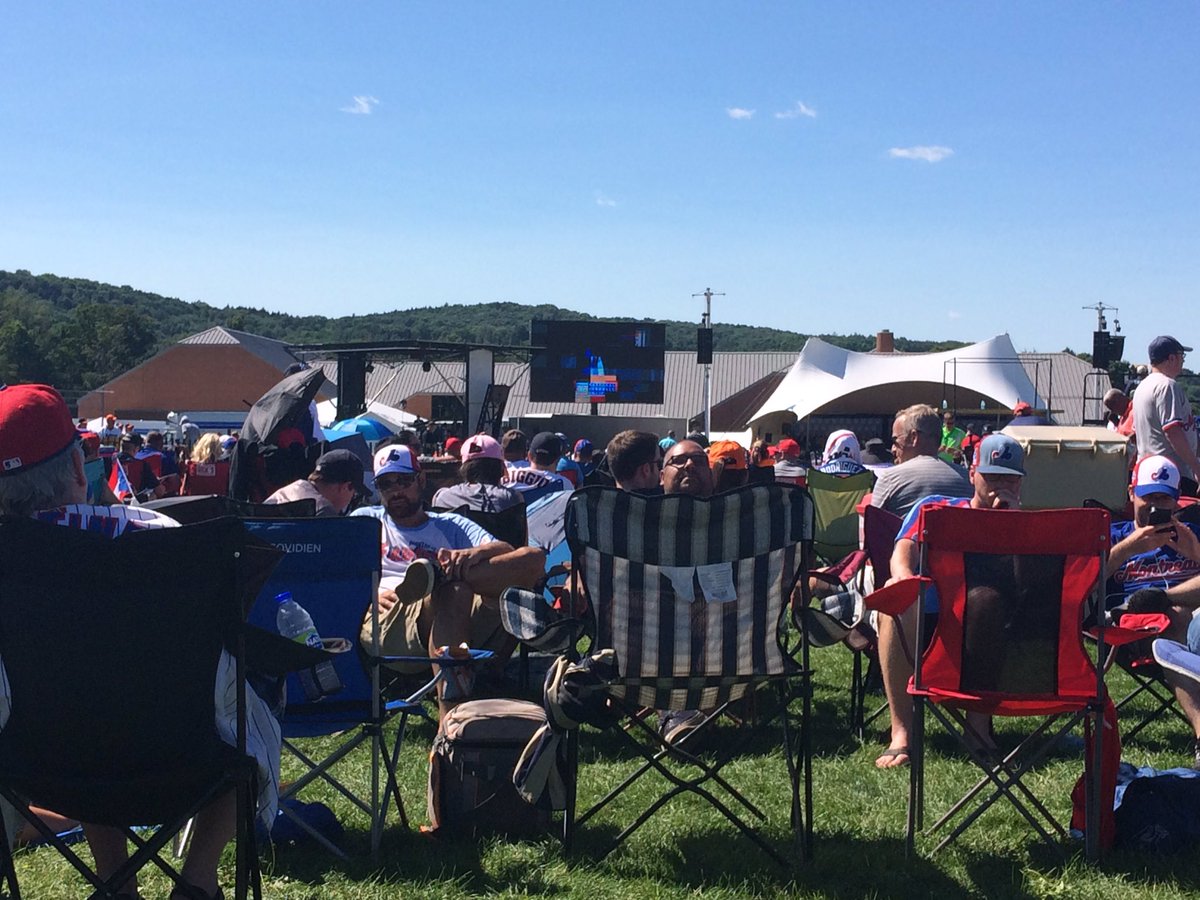 LeftFieldDan's tweet photo. Expos fans turn their backs on Bud Selig's speech. https://t.co/8LPXlPjyZk
