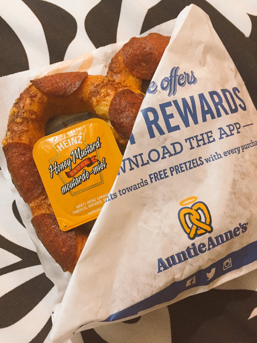 Victorial1828's tweet photo. Omg my thighs are screaming....! @AuntieAnnes #pizzapretzel #pretzel https://t.co/MxDCzAN9VG