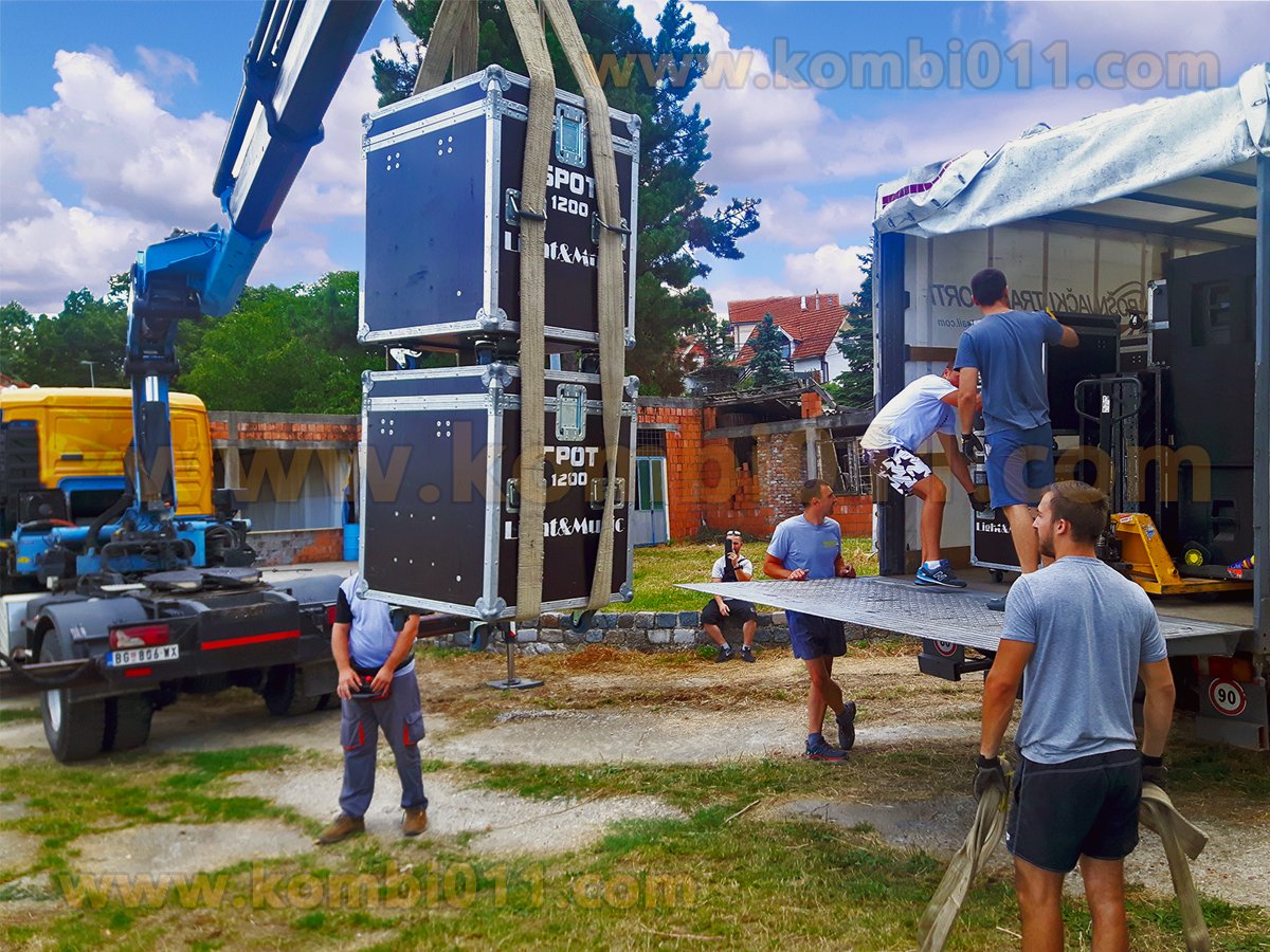 kombi011's tweet photo. Kamionski prevoz muzičke opreme, Mercedes Atego sa tovarnom rampom, dodatna pomoć kran kod utovara i istovara #prevozrobe #kombi011 👍💪🚚 https://t.co/JgccSLNTT6