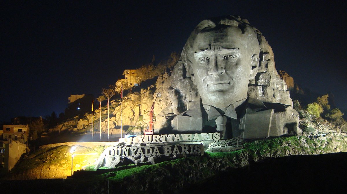 En büyük Atatürk büstü İzmir'de yüreği yeten, kendine güvenen, el uzatma cüretini kendinde bulan herkes buyursun gelsin.

#Atatürk #Göztepe