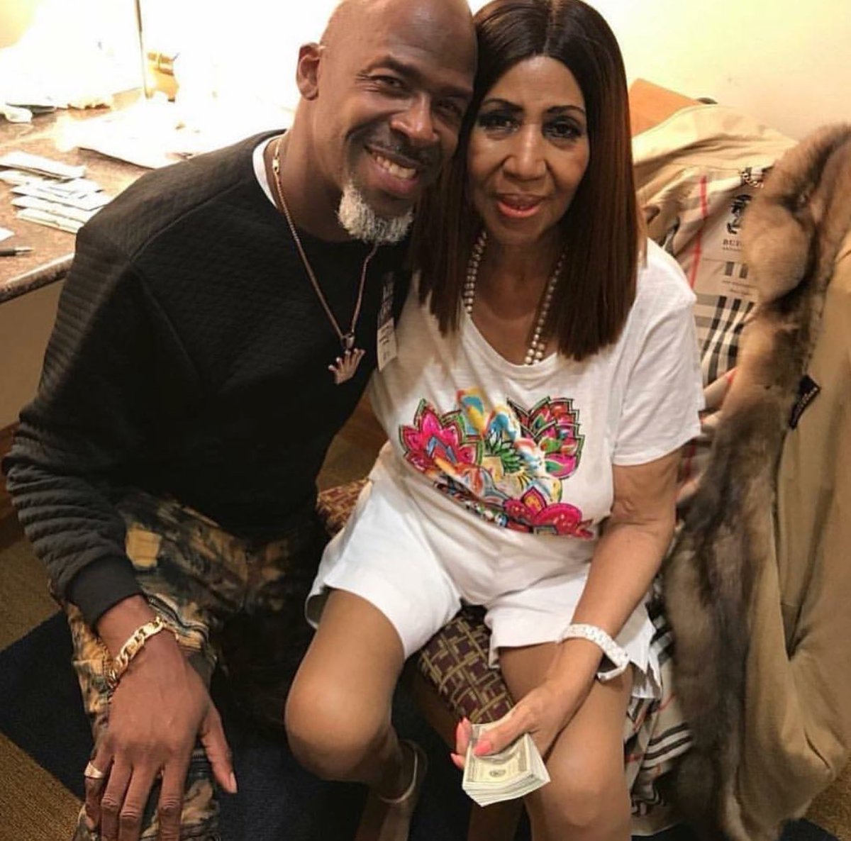 AlexUnmuted's tweet photo. Reclaiming My Time. #MoneyInHand #ArethaFranklin #TheNewAretha #IWontDieFat 🙌🏾😍😩 https://t.co/F8G5xgZjza