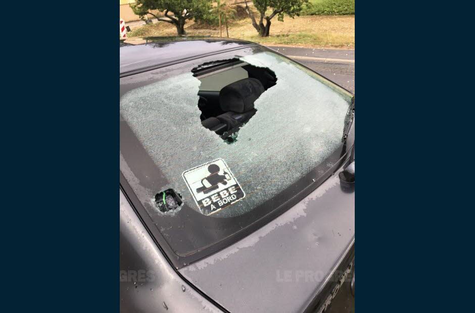 KeraunosObs's tweet photo. Les dégâts infligés par la grêle en Rhône-Alpes sont importants là où les supercellules sont passées. #orage Pics via @leprogreslyon https://t.co/vaHCFx2Y22