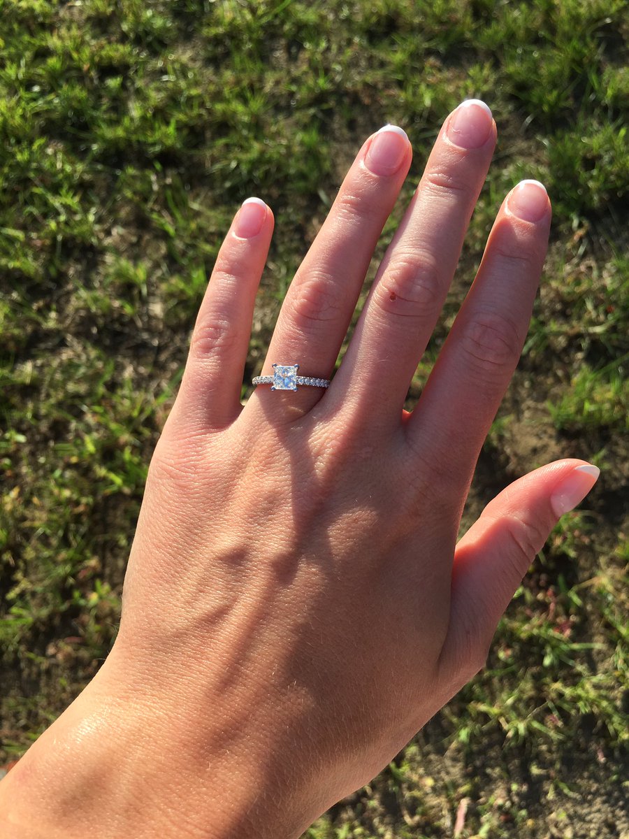 nicolerodrick23's tweet photo. He put a ring on it! 😊💍😍❤️👫 #Engaged #MissToMrs https://t.co/VxeeJ05TFS