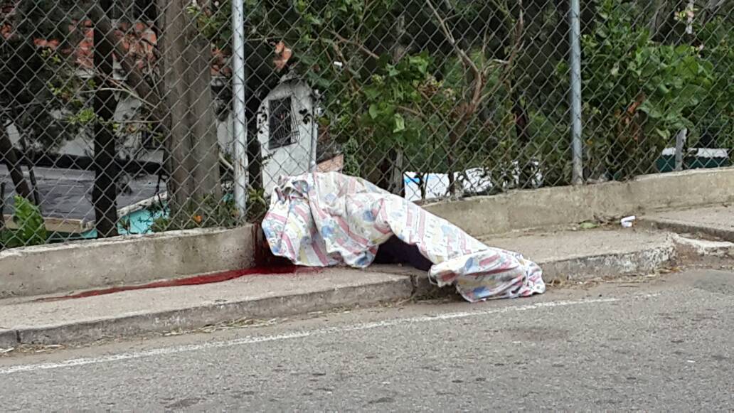 TeLoCuentoNews's tweet photo. Un joven de 13 años es asesinado en acción donde participaron francotiradores en #Táchira https://t.co/E0brICiNQf https://t.co/p5SoDyyknI