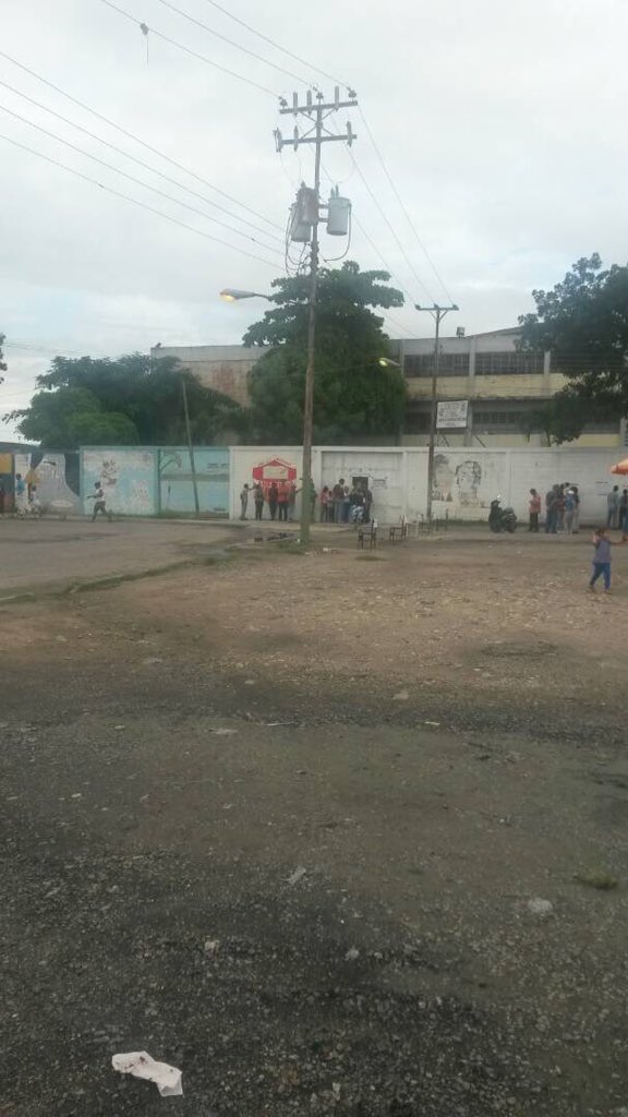 ReguloLugo's tweet photo. Total fracaso llamado del gobierno para la ANC. En Los Guayos desolación en el Andrés Bello #ConstituyenteFracasoEvidente vía @UNTCarabobo https://t.co/yOCvuaV7QN