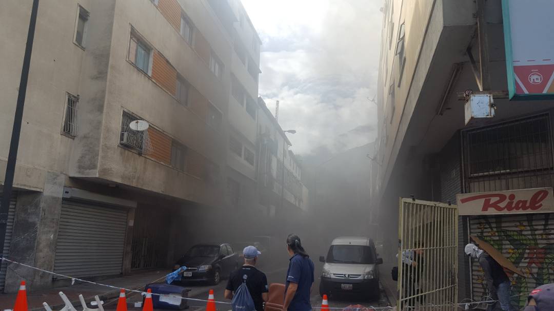 EventosUSM's tweet photo. #30Jul  Módulo de PNB en  #Chacao. Colectivo es desarmado y encerrado por la resistencia en modulo en llamas. https://t.co/LVGetz3H9j
