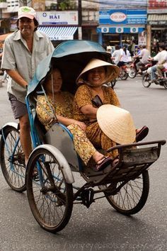 BiteMeOnTheGo's tweet photo. 3-wheel bicycle taxis in Vietnam. 
#cyclos #Vietnamese #culture #experience https://t.co/qMbldvZfZD