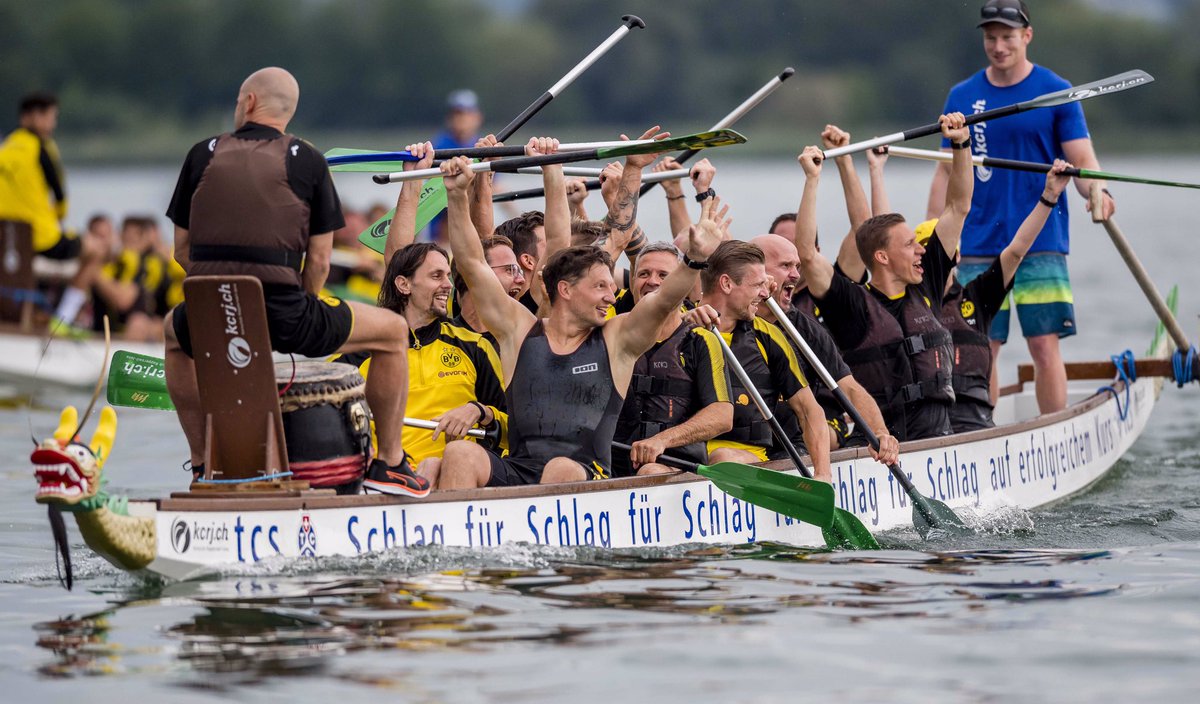 BVB's tweet photo. 🛶🛶🛶🛶 Impressionen vom Team-Nachmittag auf dem Zürichsee https://t.co/RxkIuxqRyk https://t.co/UFy7Uv4mP3