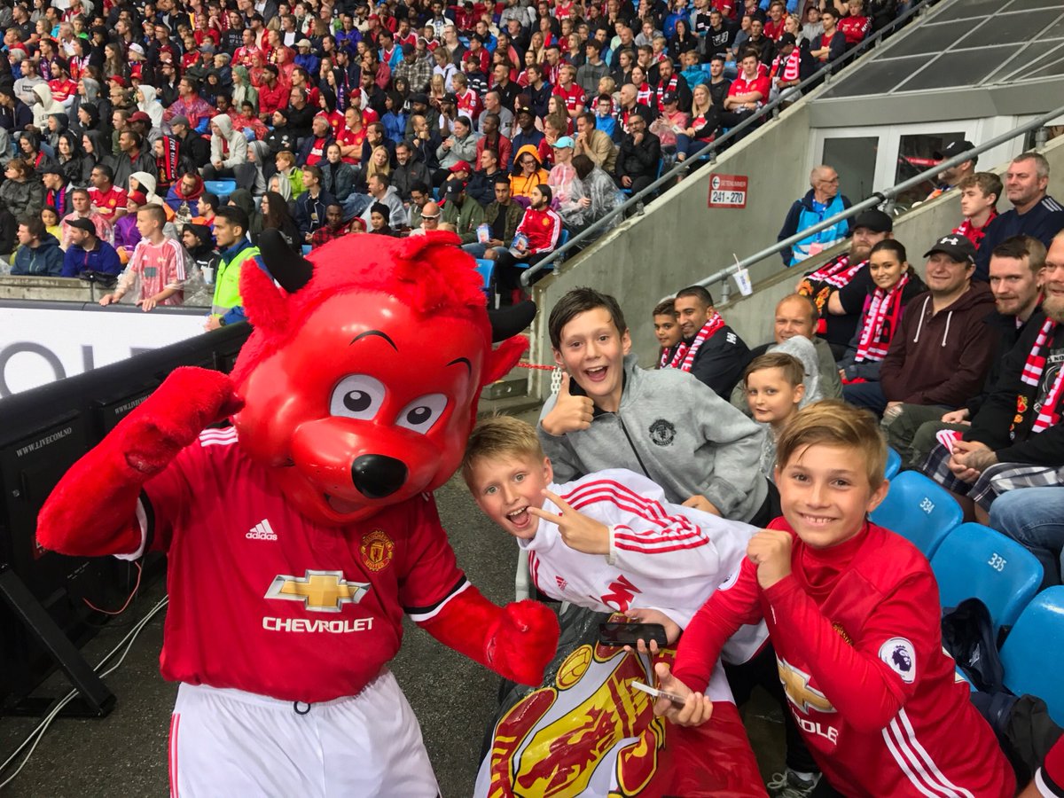 Anocasa's tweet photo. Thank you for the visit @ManUtd !! These guys had a blast! #MUTour2017 #fredthered #MUFC_FAMILY https://t.co/YKgnmXFabf