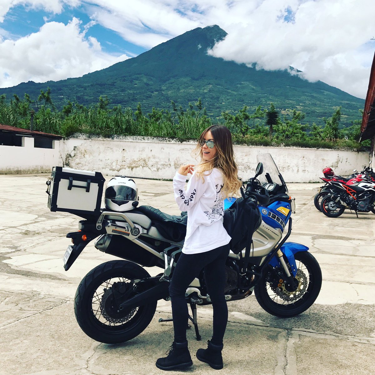 SamayoaPaulette's tweet photo. Feliz domingo a todos ! 
#bike #bikestagram #bikergirl #ride #yamaha #supertenere #guatemala #volcano #volcan #antigua  #latina #chapina https://t.co/9omBUEp9qN