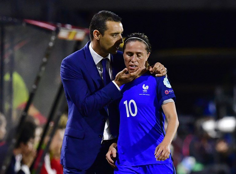 equipedefrance's tweet photo. Un grand bravo pour ta carrière en Bleue Camille (35 buts - 183 sélections)👏👏🇫🇷 @cam10abily23 https://t.co/l7xcmjFmSS