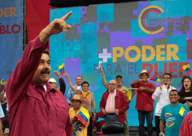 ElNacionalWeb's tweet photo. [VIDEO] En el Poliedro hubo colas pero para recibir comida https://t.co/FcJnVxN2WS https://t.co/YIi55EF2Up
 -