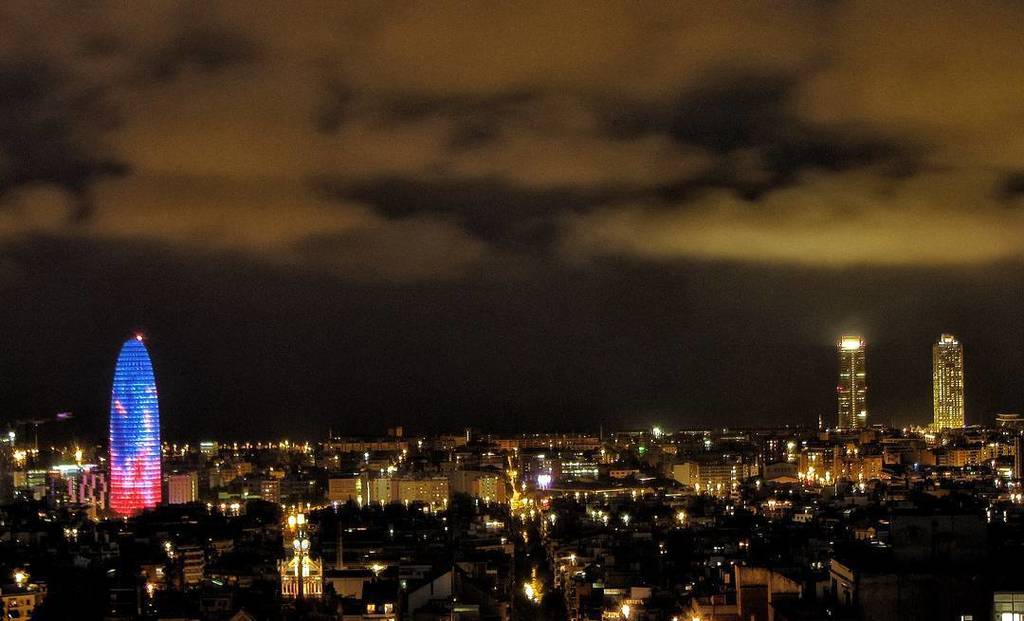 ariel_matam's tweet photo. #Barcelona❤ #night #nightphoto #nightphotography #iger #igerbcn #igersspain #photo_color #photography #photografer #nightcity #city #photo … https://t.co/v8oRiPOWVv