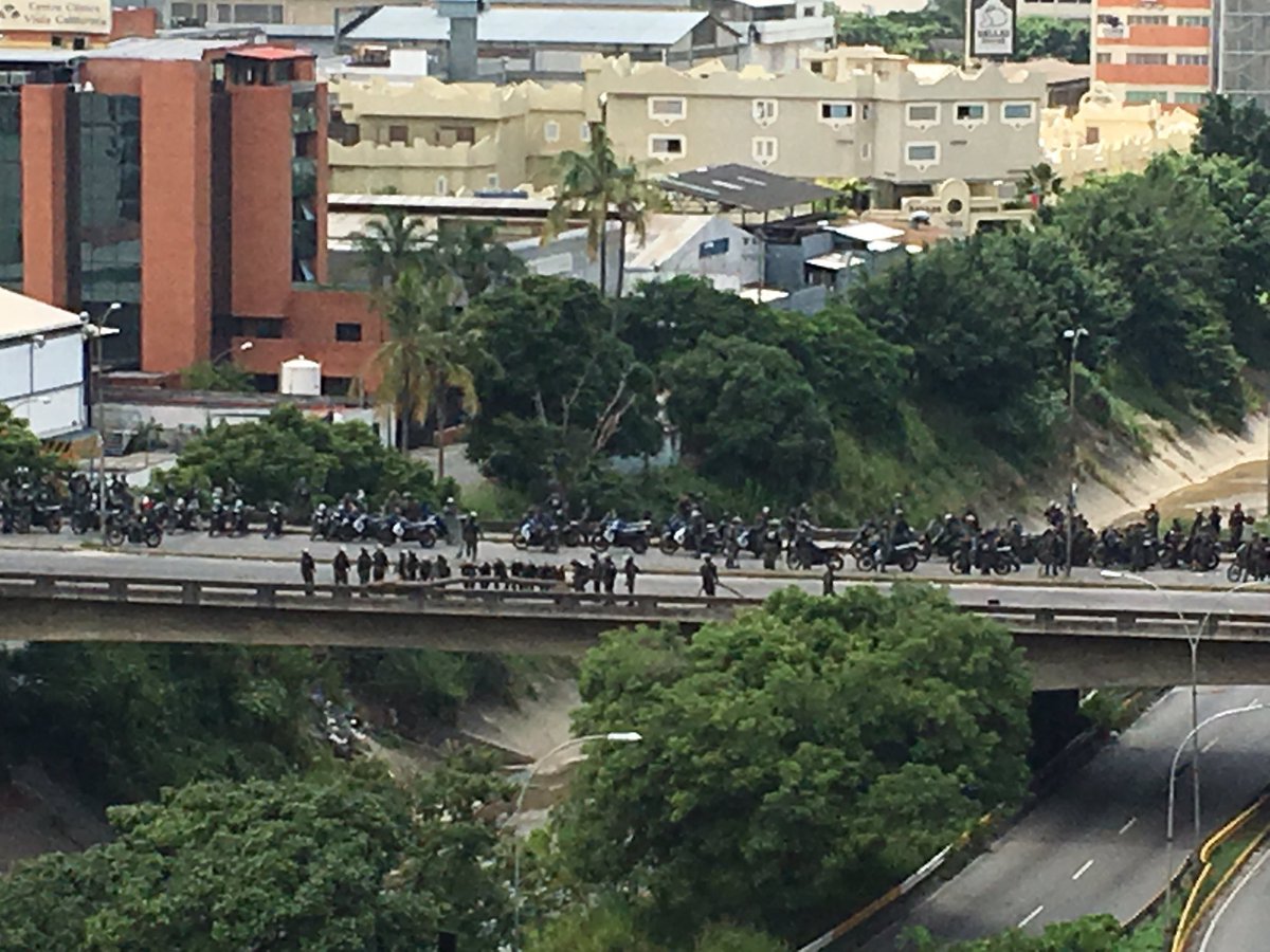 CarlosPaparoni's tweet photo. Centros desolados, represión desmedida y 14 caídos han sido el salgo del fraude constituyente de Maduro! #ConstiruyenteFracasoEvidente https://t.co/cgAOrveloO