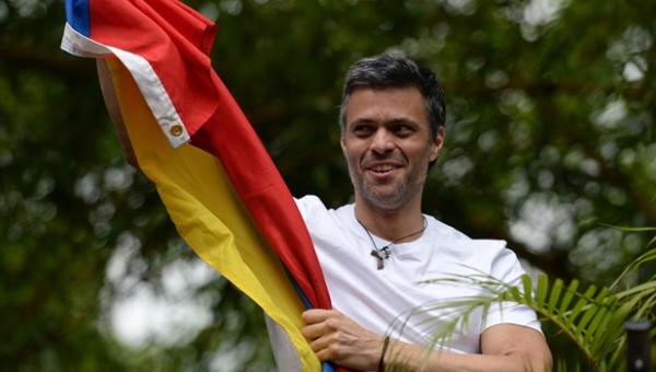 NTN24ve's tweet photo. Leopoldo López insta a la comunidad internacional a desconocer la Constituyente y respaldar la Asamblea Nacional  https://t.co/hKPcsk3ZmR https://t.co/w53Uh62ebJ