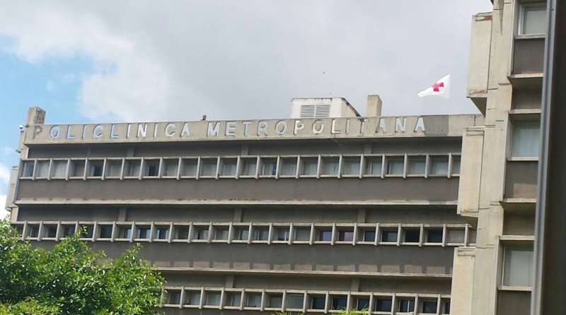 SoyVnezolano's tweet photo. Clínica Metropolitana iza bandera de la cruz roja por represión desmedida https://t.co/vlnfF4qUJr https://t.co/Cd0VXYFiQg