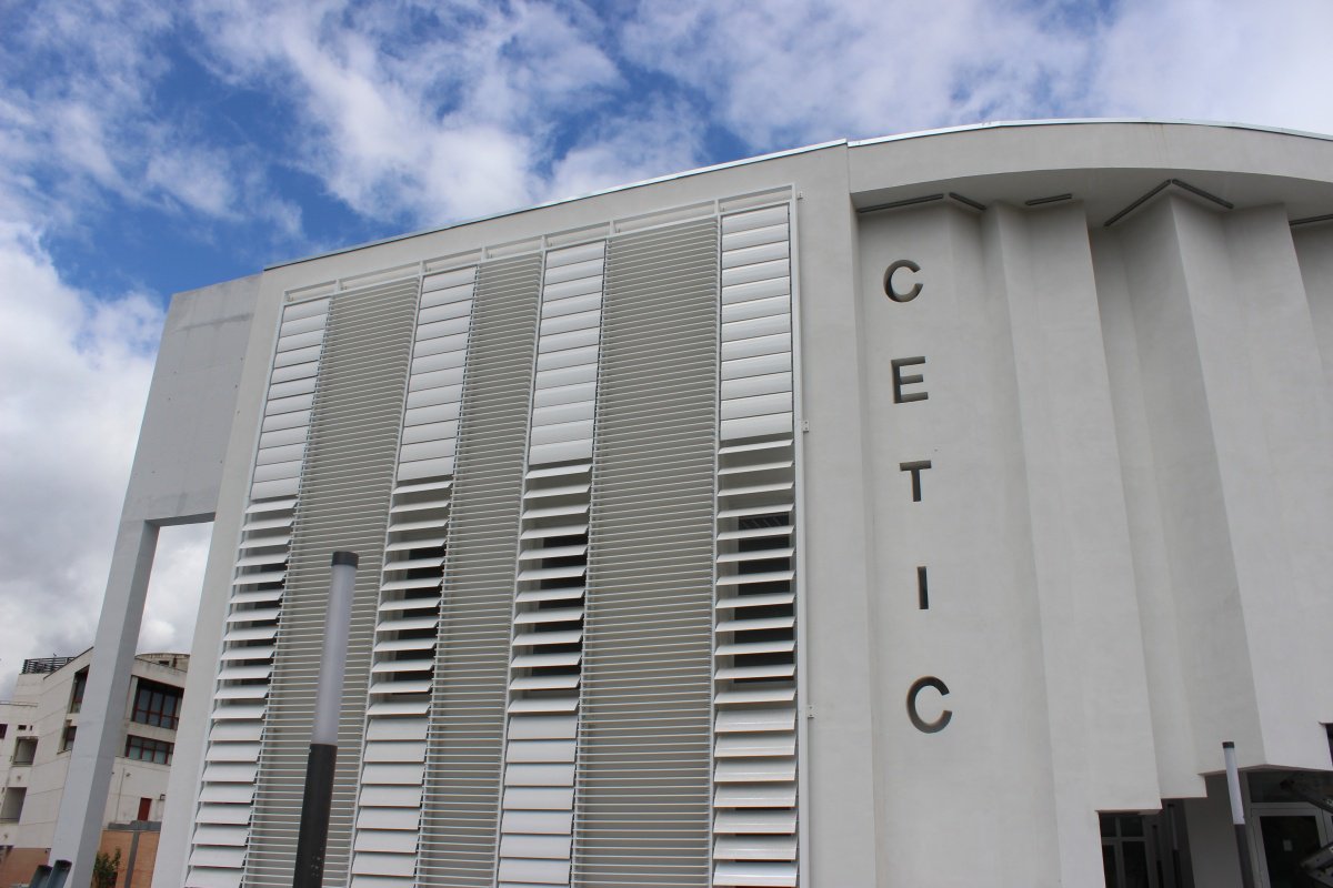 h2cnetwork's tweet photo. WIMAX RNG y @h2cnetwork instalan la red de datos y VOIP en las oficinas de @CivicaSoft en CETIC Granada. https://t.co/MojzSo57Q8
