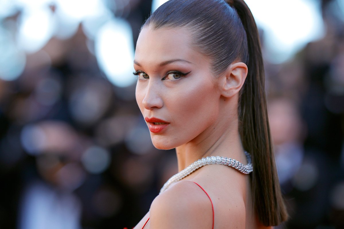 Bella Hadid Just Took a Glorious No-Makeup Selfie in Greece glamour.com/story/bella-ha… #BeautyCelebrityBeauty