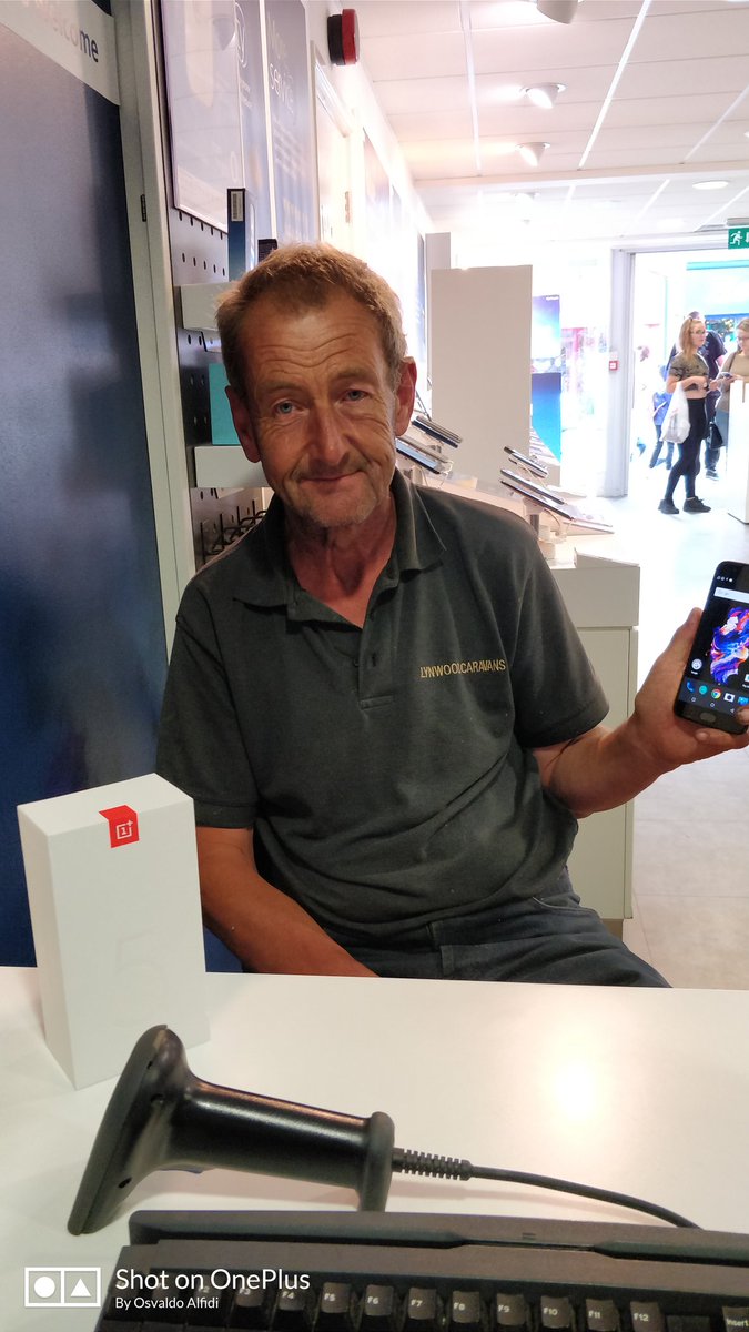SkegnessGuru's tweet image. A happy customer after a great #o2showcase on a #oneplus5. @CelfoneGuru @celfonefamily @OnePlus_Support @OnePlus_UK