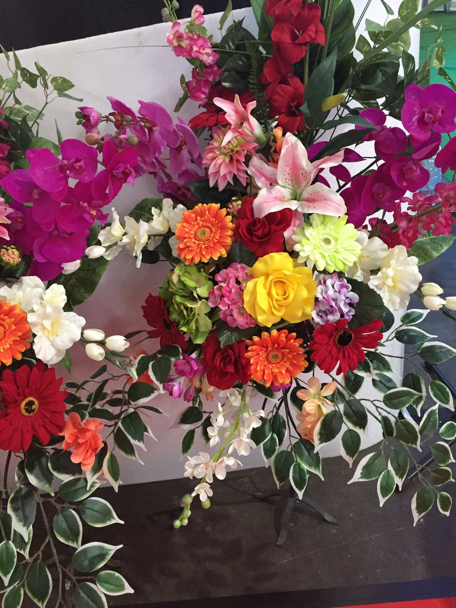 Rabwhian's tweet photo. Here are some close looks of those pretty flowers and design at the front of the stage. https://t.co/gdz4foJ63U