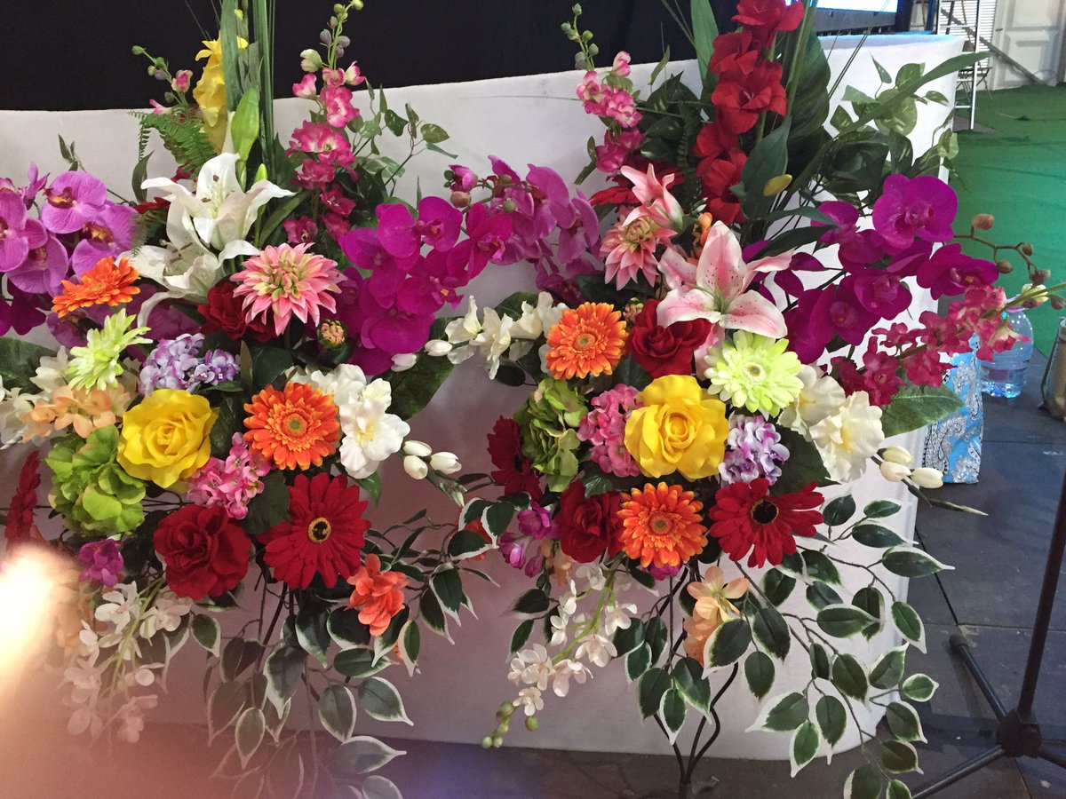 Rabwhian's tweet photo. Here are some close looks of those pretty flowers and design at the front of the stage. https://t.co/gdz4foJ63U