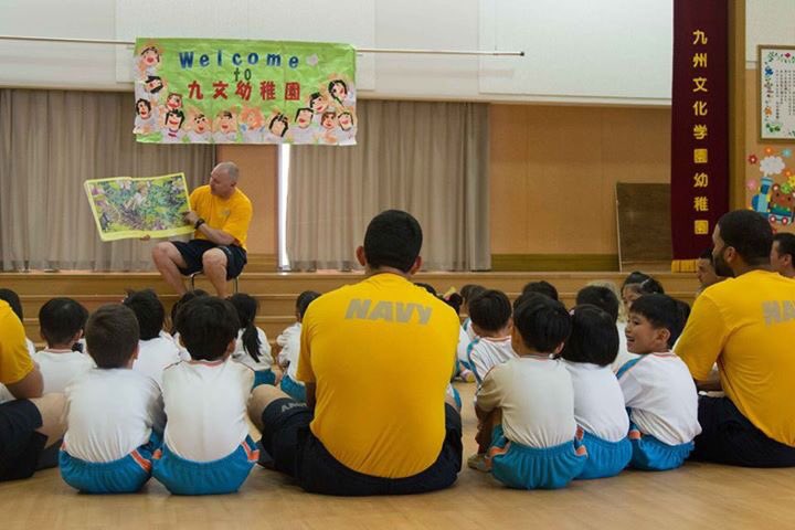 EXSTRGRU7's tweet photo. Helping hands - #USSPatriot and #CTF76 team up to bring joy to Sasebo school. #USNLovesJapan https://t.co/Mi1rj8WVRo