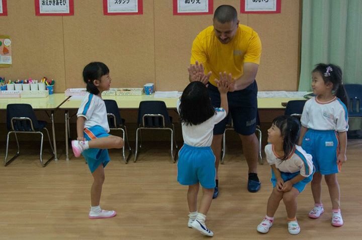 EXSTRGRU7's tweet photo. Helping hands - #USSPatriot and #CTF76 team up to bring joy to Sasebo school. #USNLovesJapan https://t.co/Mi1rj8WVRo