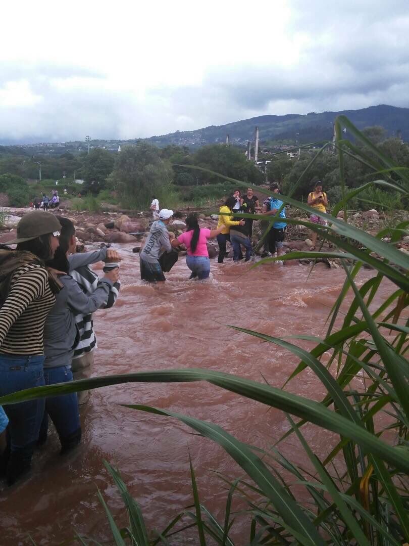 clujan0's tweet photo. ¿Cómo se explica que en una "dictadura" gente salga de madrugada, haga fila en la noche, cruce rios para VOTAR? #VenezuelaAEleccionesEnPaz https://t.co/PVc2361AyA