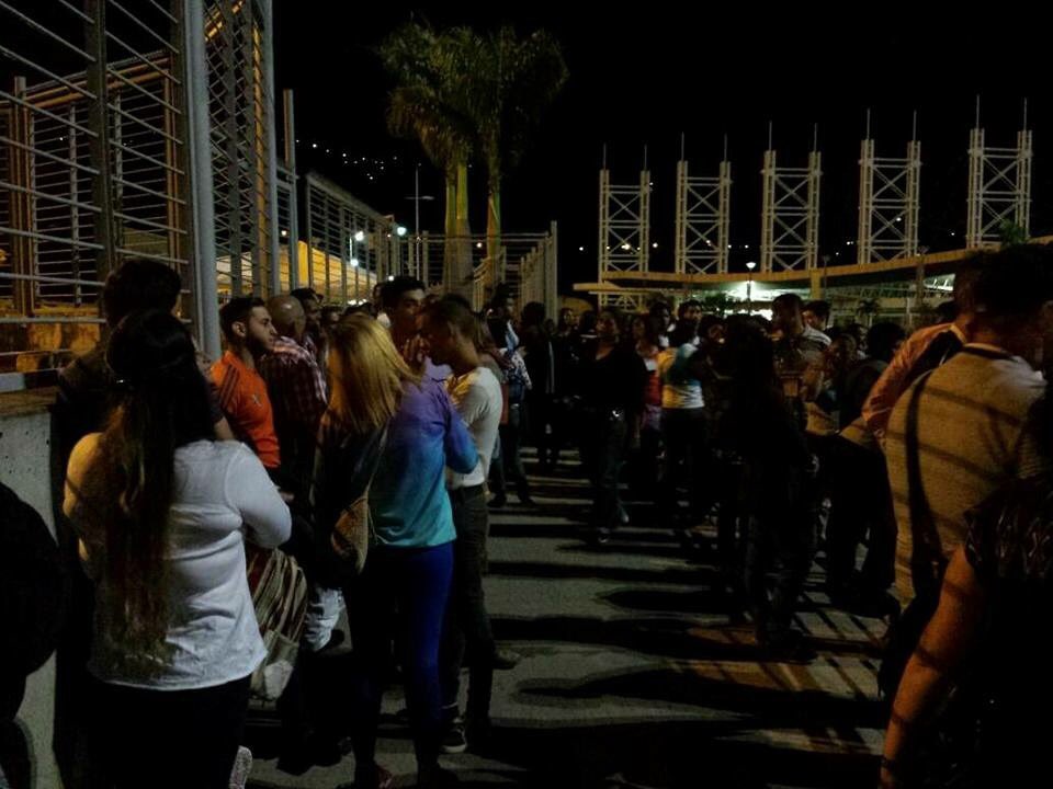 clujan0's tweet photo. ¿Cómo se explica que en una "dictadura" gente salga de madrugada, haga fila en la noche, cruce rios para VOTAR? #VenezuelaAEleccionesEnPaz https://t.co/PVc2361AyA