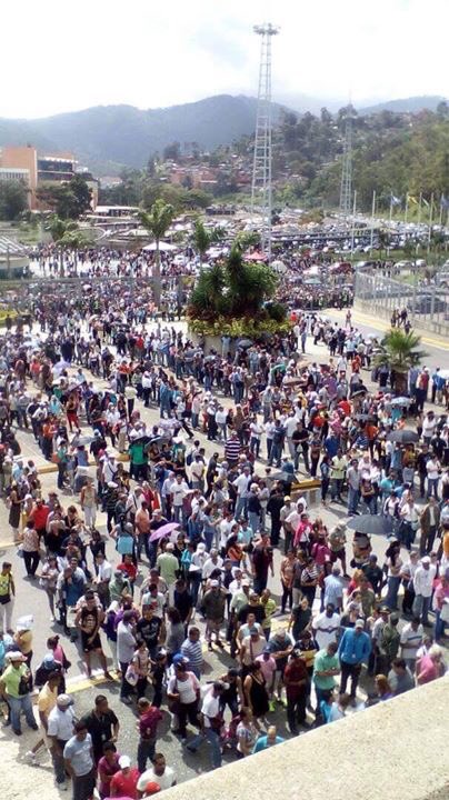 clujan0's tweet photo. ¿Cómo se explica que en una "dictadura" gente salga de madrugada, haga fila en la noche, cruce rios para VOTAR? #VenezuelaAEleccionesEnPaz https://t.co/PVc2361AyA