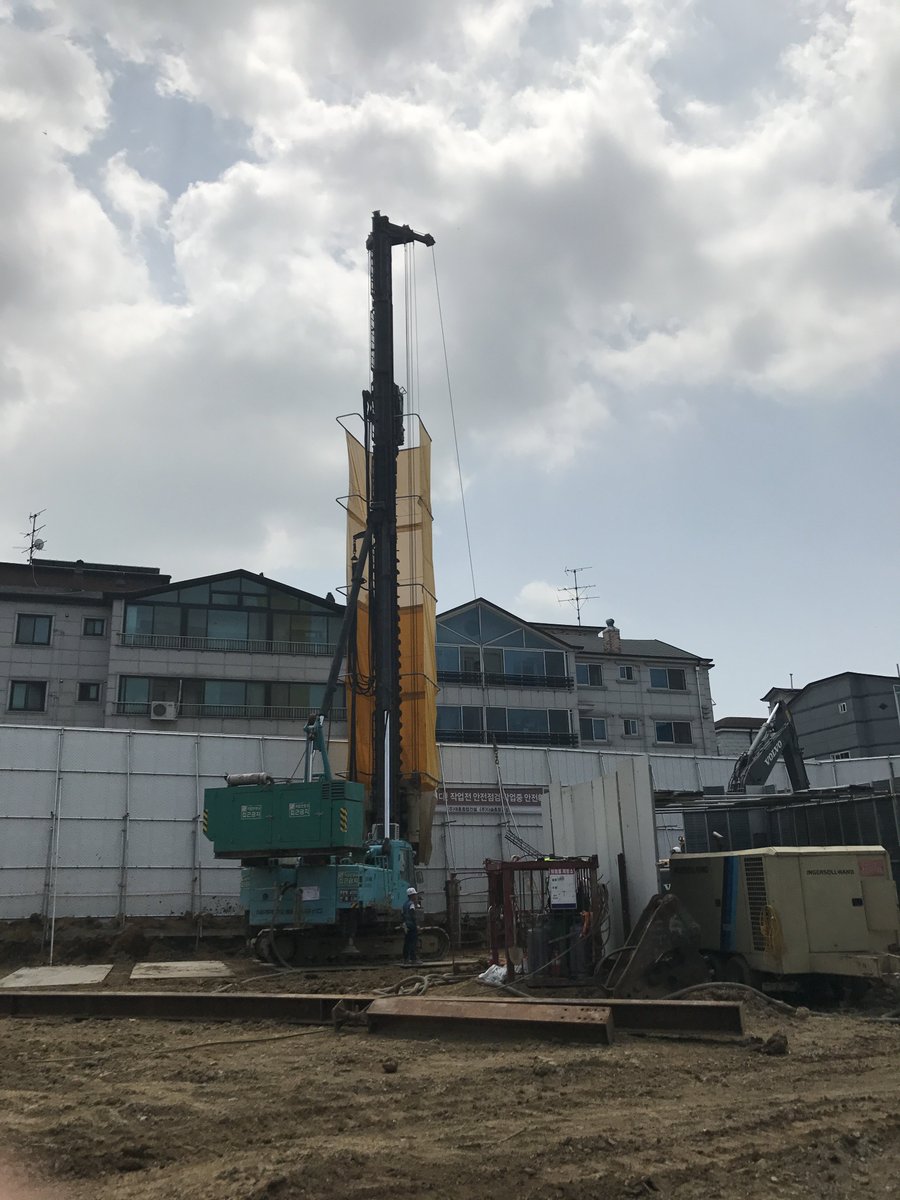 복정도서관 건립공사현장입니다. 가설 울타리 시공 후 CIP 설치중입니다. 안전하게 시공하겠습니다. #성남시 #시설공사과