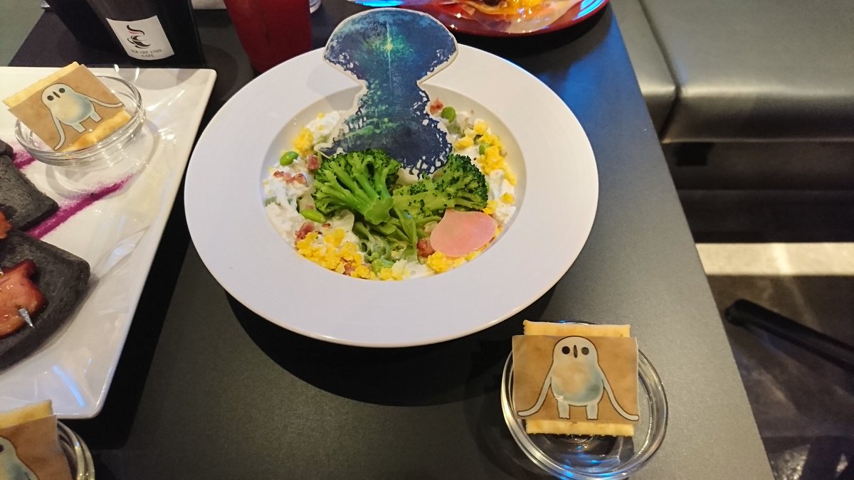 Uzivatel メグミ Na Twitteru ドラクエxiコラボメニュー第１弾が始まったので来てみた 始祖の森のヘルシーパスタ 一騎当千 グレイグのカチカチ黒パン 冷徹 ホメロスのふわふわ白パン 爆炎斬りで焼いたクラーゴンのゲソ焼き Sqex Cafe