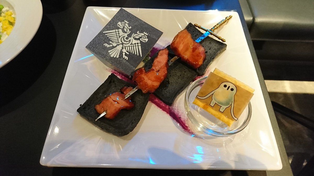 Uzivatel メグミ Na Twitteru ドラクエxiコラボメニュー第１弾が始まったので来てみた 始祖の森のヘルシーパスタ 一騎当千 グレイグのカチカチ黒パン 冷徹 ホメロスのふわふわ白パン 爆炎斬りで焼いたクラーゴンのゲソ焼き Sqex Cafe