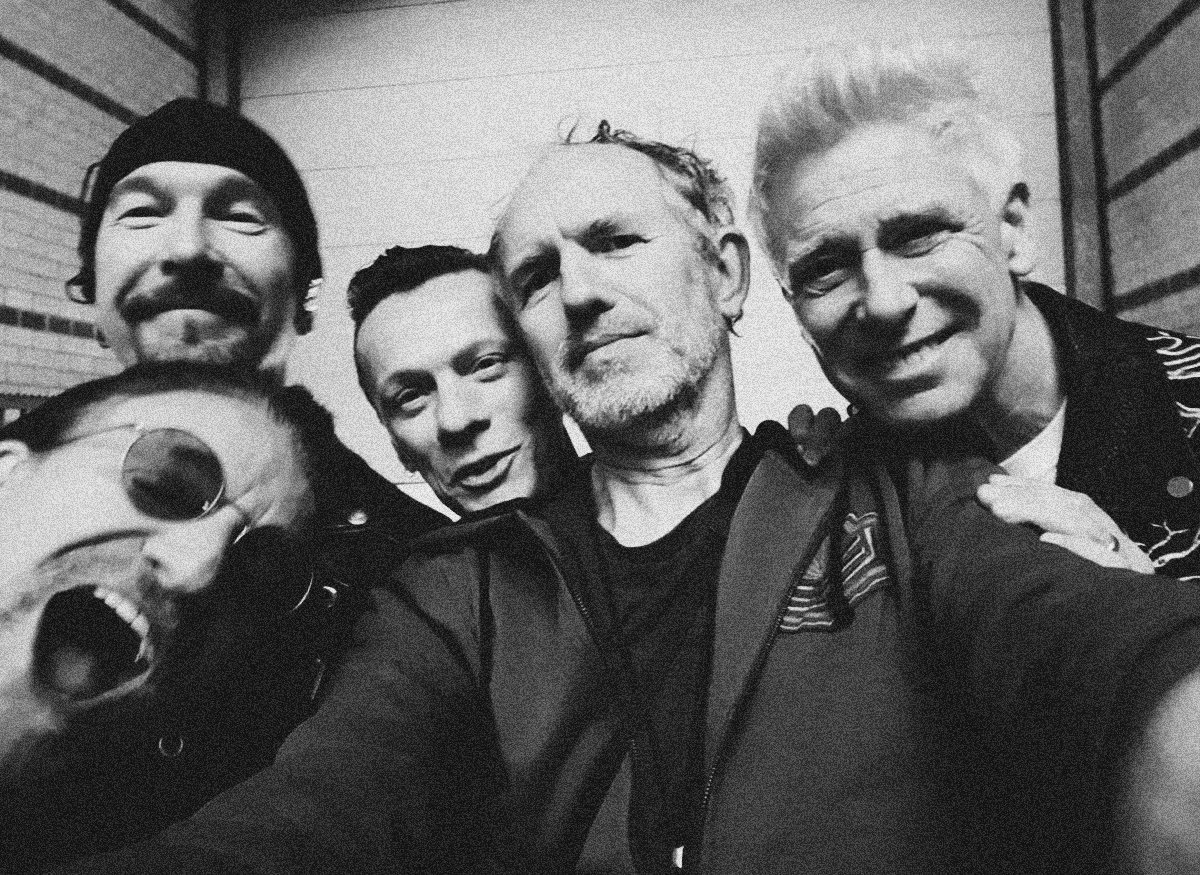 U2ZooStationTV's tweet image. Selfie time #AntonCorbijn style #U2 #Amsterdam  #TheJoshuaTreeTour #joshuatreetour2017