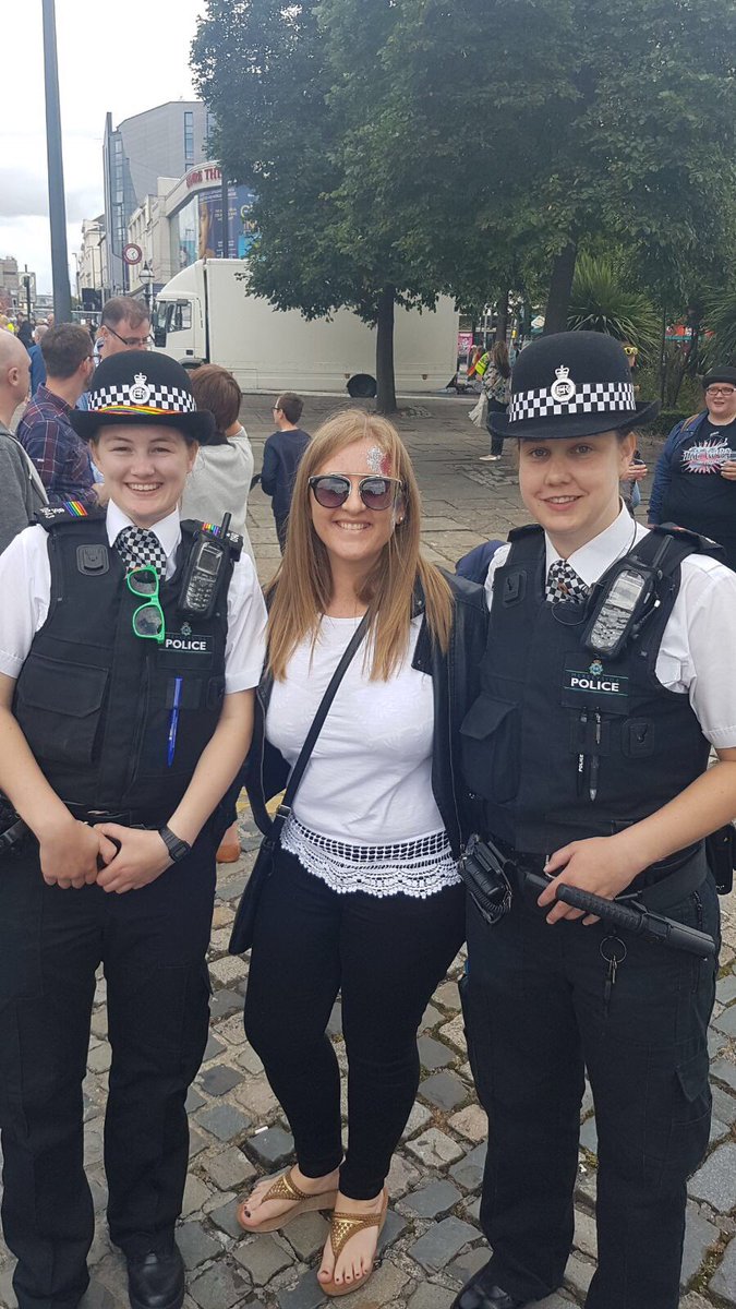 angieH_247's tweet photo. @MerseySpecials what a fabulous pride, met the nicest police officers good day all round 🌈🎉🥂🏳️🌈#LiverpoolPride2017 https://t.co/wvwbZJ1hLp